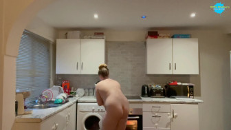 AMATEUR TEENAGER Naked Cleaning
